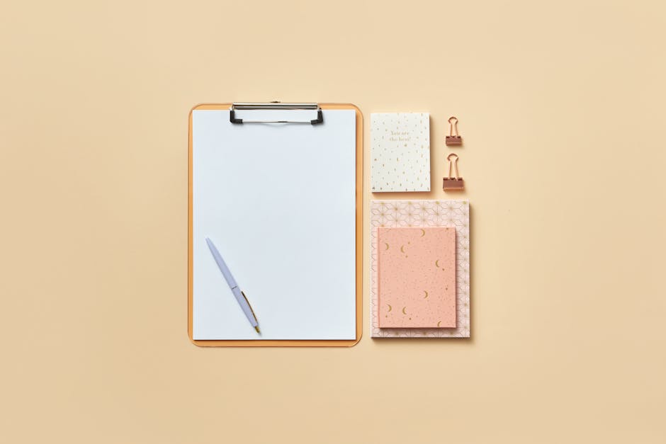 Bullet journal abierto rodeado de bolígrafos sobre una mesa
