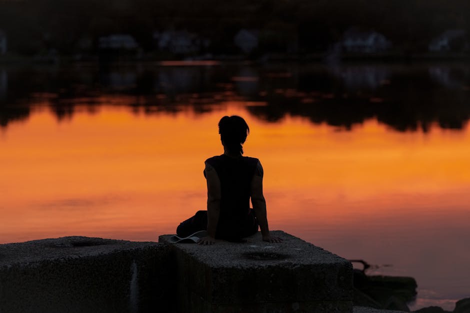 Persona meditando con luz suave de la mañana