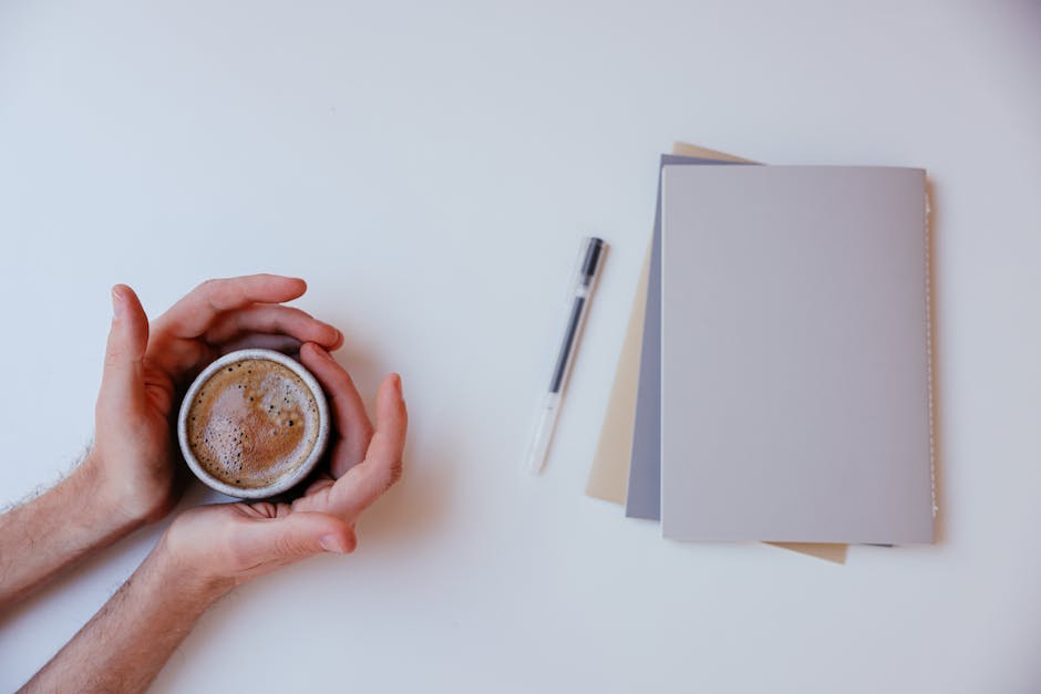 Cuaderno y bolígrafo sobre una mesa minimalista con luz natural