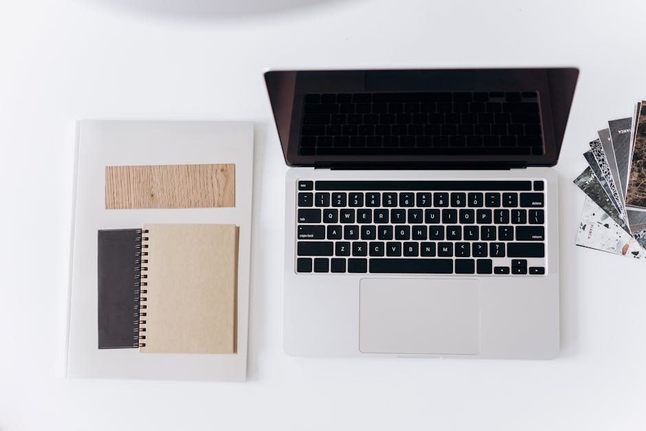 Espacio de trabajo minimalista con portátil y cuaderno
