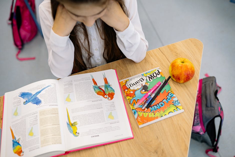 Mesa de estudio con cuaderno, libros abiertos y luz natural