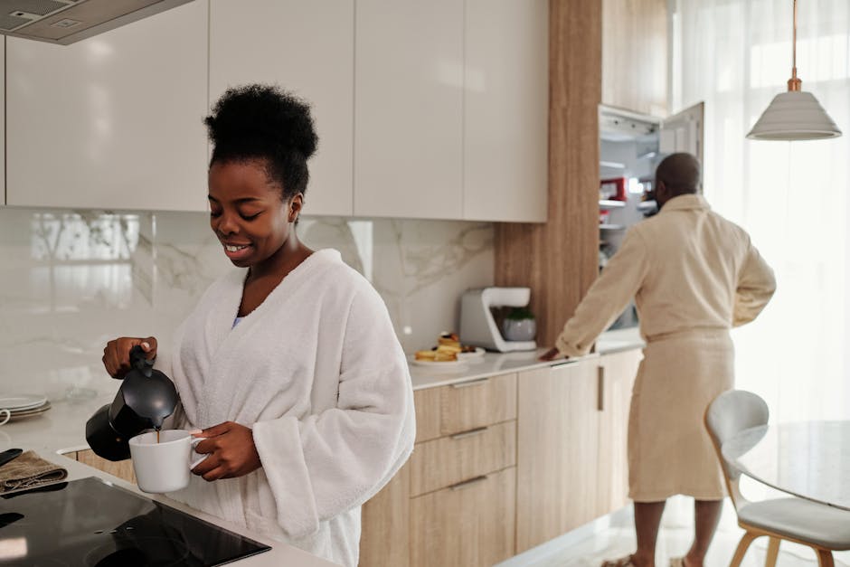 Pareja desayunando juntos en la cocina