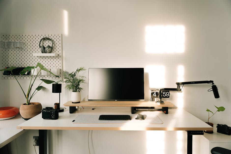 Mesa de trabajo en casa con luz natural y espacio ordenado