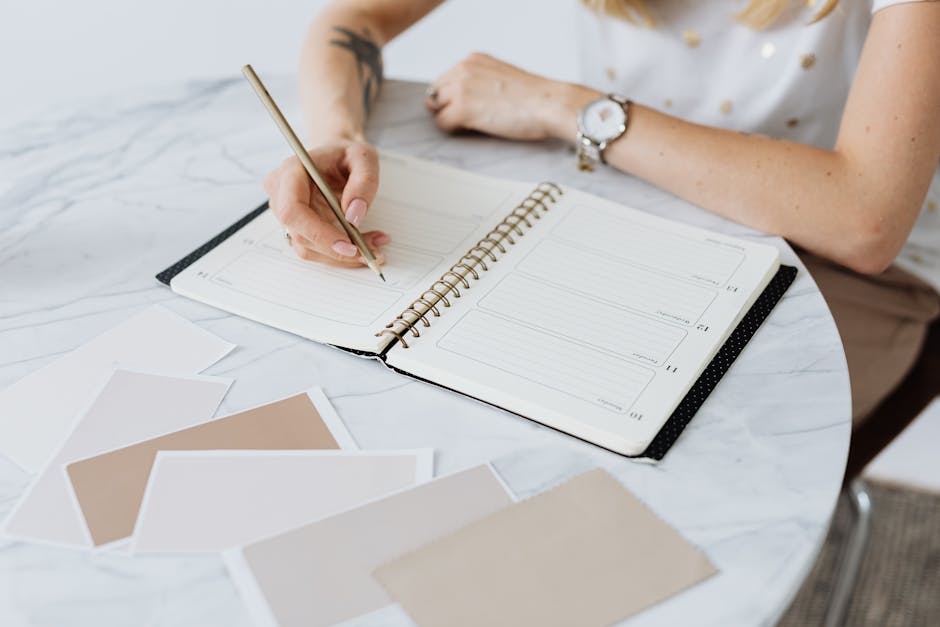 Persona escribiendo en un cuaderno para planificar la vuelta a una rutina