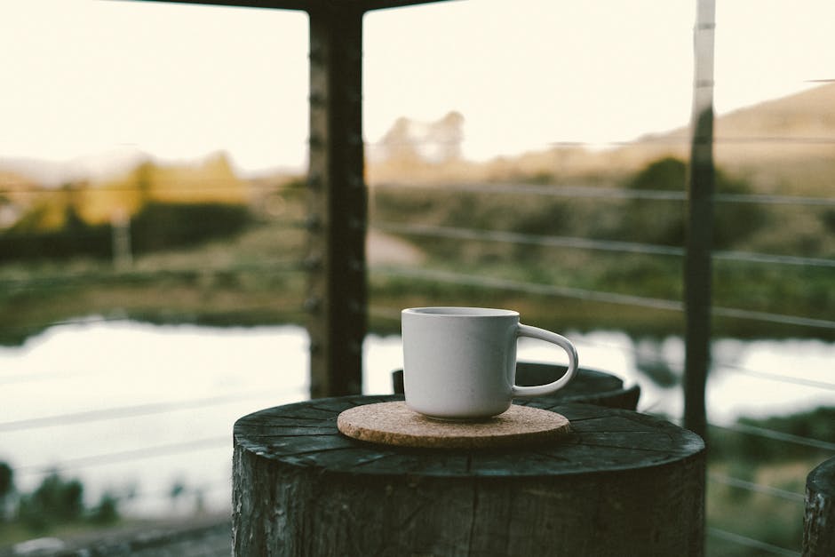 Taza de café junto a una ventana con luz de amanecer